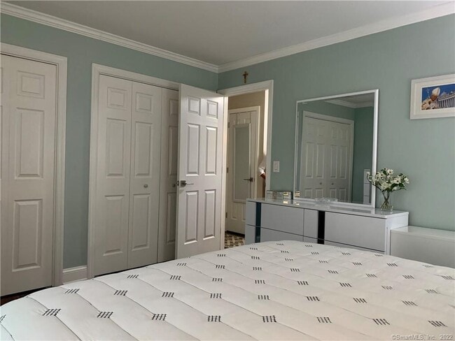 Building Photo - 3 Oakwood Dr