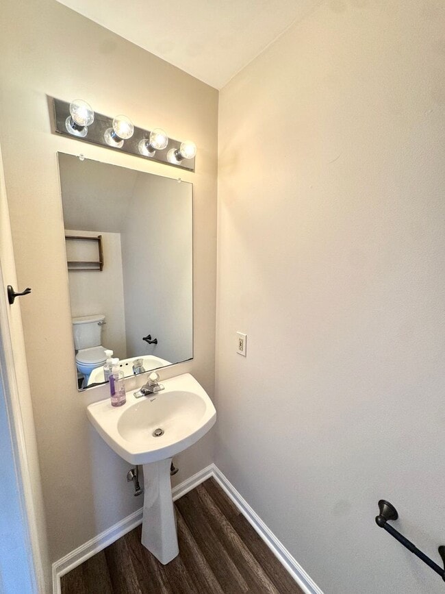 Building Photo - THREE BEDROOM TOWNHOUSE