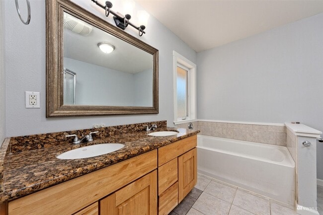 Building Photo - 31 E Peyton Pl
