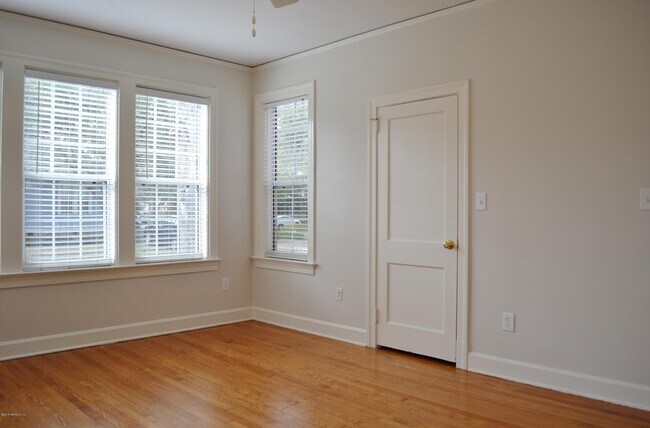 Building Photo - 2264 Myra St
