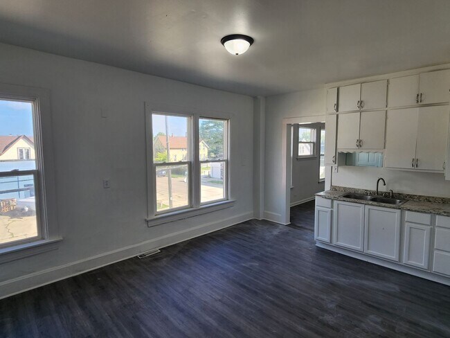 Building Photo - large 2 bedroom upper near Racine Zoo