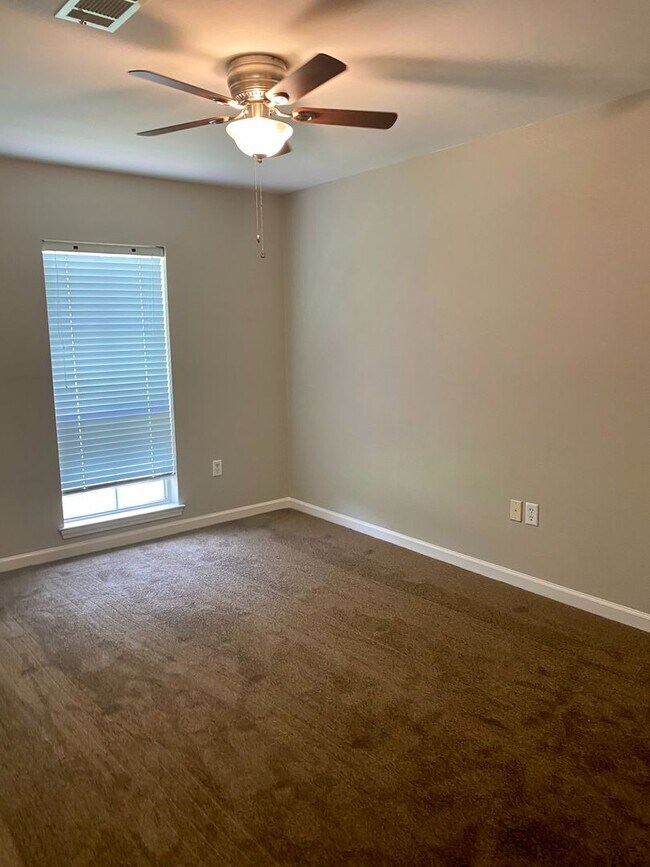 Building Photo - Beautiful 3/2 Home in Lake Azalea Subdivis...