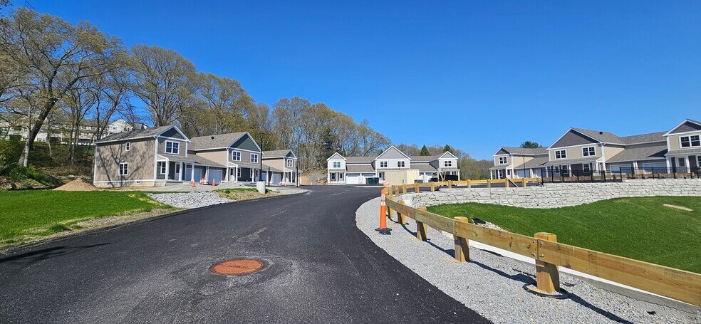 Building Photo - 719 Putnam Pike