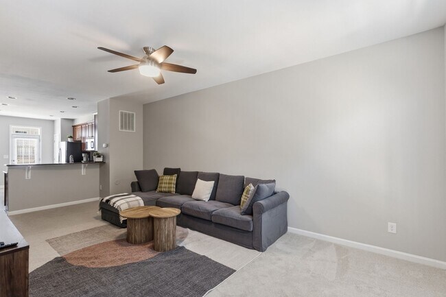 Building Photo - Stylish 3bd 3.5bath townhome for rent in the highly desirable Vermillion