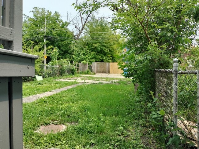 Building Photo - 10619 S Perry Ave