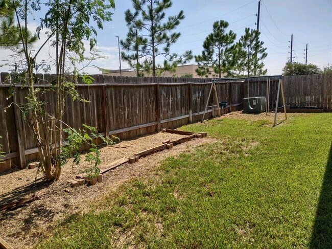 Building Photo - 24922 Clover Ranch Dr