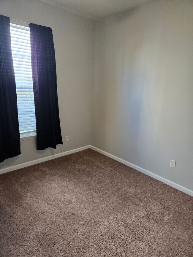 Building Photo - Beautiful 3 bedroom available