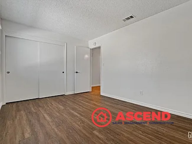 Building Photo - Beautiful 2 Bedroom, 2 Bathroom Home with ...