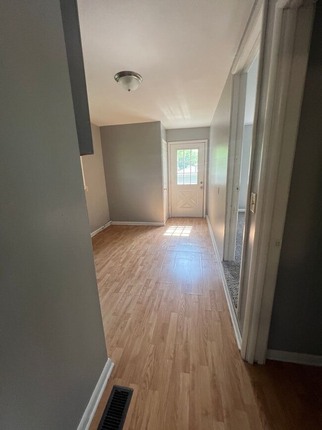 Building Photo - 2 bedroom/1 bath house for rent