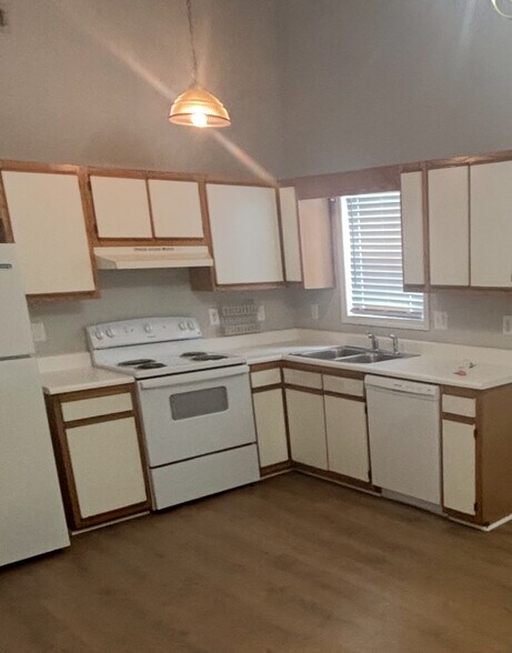 Kitchen -new cabinets coming next week - 4102 Winterberry Ct