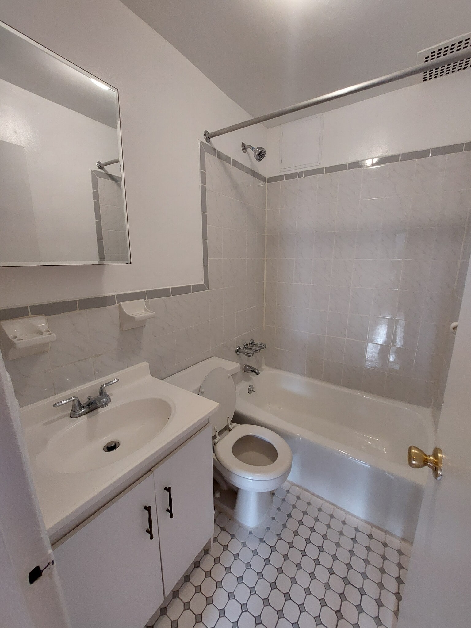 Building Photo - 156 W 95th St