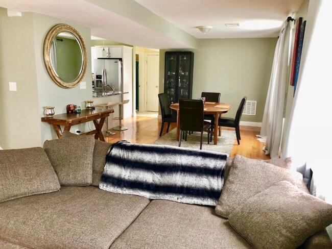 Building Photo - 17 The Strand