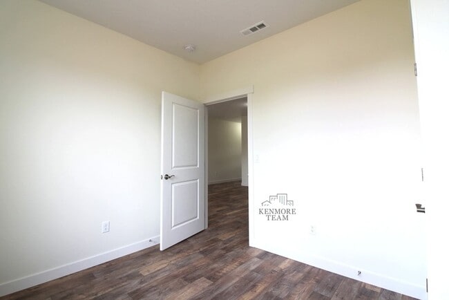 Building Photo - 3 Bedroom, 2.5 Bath + Flex Room Townhome in Kennewick