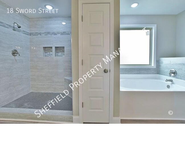 Building Photo - 18 Sword St