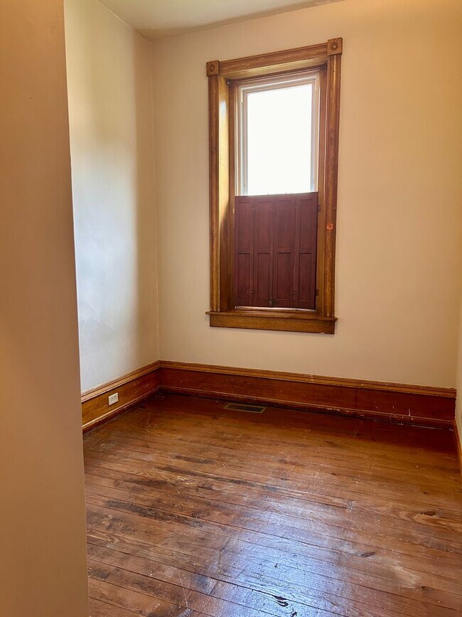 Building Photo - 47 E Main St