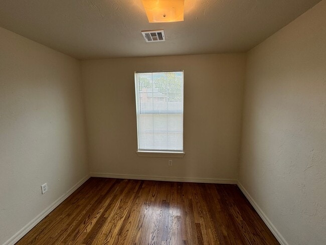 Building Photo - 2 bed with 1 bath home for rent in Norman....