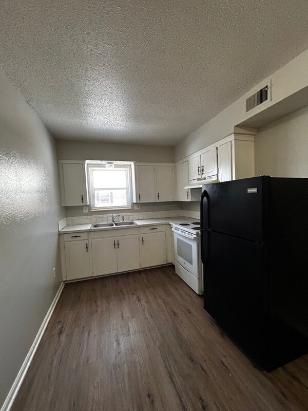 Building Photo - 1415 W Maple Ave