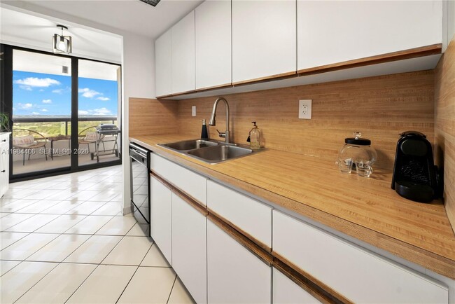 Building Photo - 2555 Collins Ave