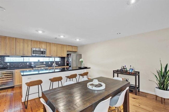 Building Photo - 918 Ruthven Street, Houston, TX 77019 - 2 ...