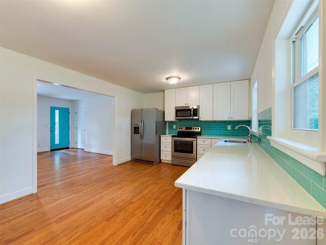 Building Photo - 5646 Oak Dr