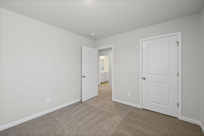 Building Photo - 4340 Oswin Dr