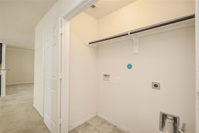 Building Photo - 2111 Denridge Dr