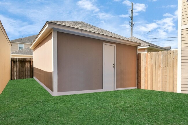 Building Photo - 8045 Ellinger Ln