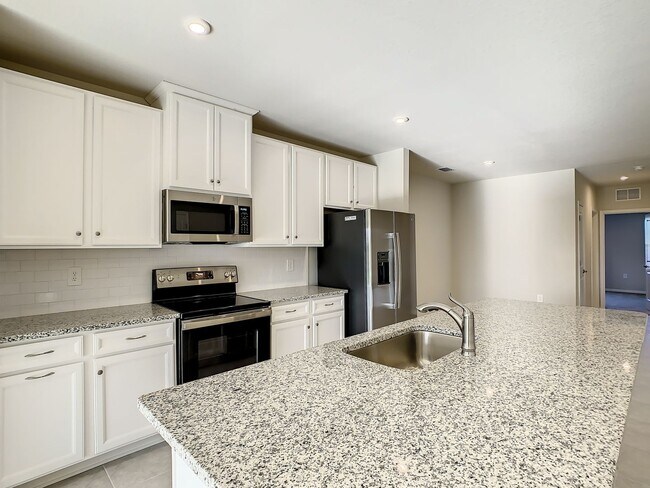 Building Photo - Villa Home in West Port - 3/2/2 close to s...