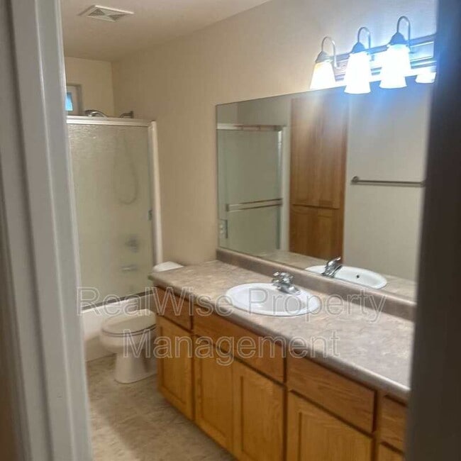 Building Photo - 1223 SW Sun Glo Dr