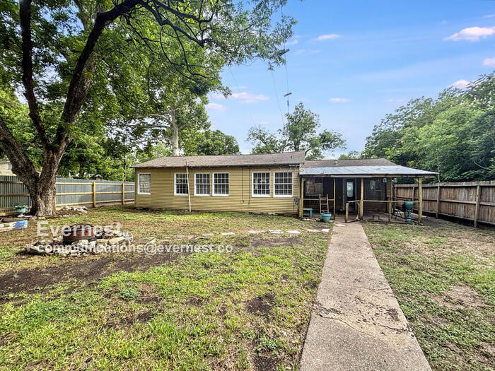 Building Photo - 208 Florence Dr