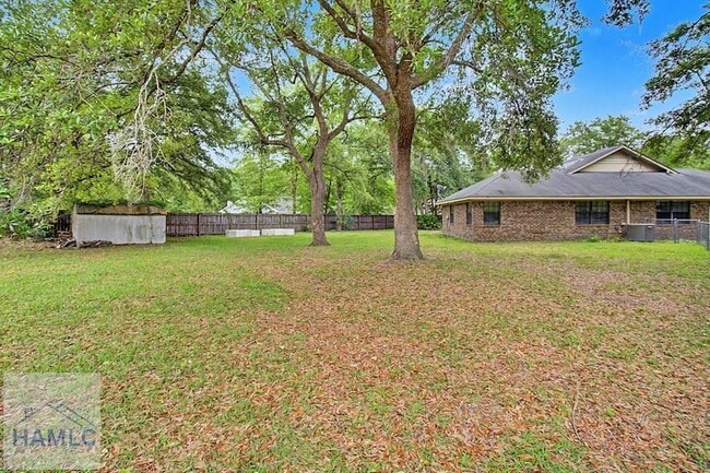 Building Photo - 21 Pinewood Ln