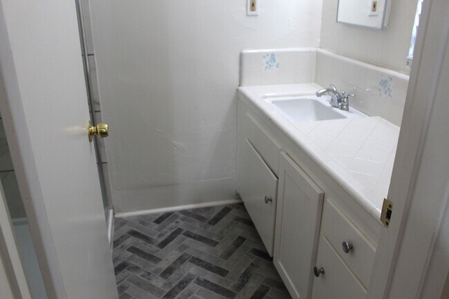 Building Photo - Cute Home in Bakersfield