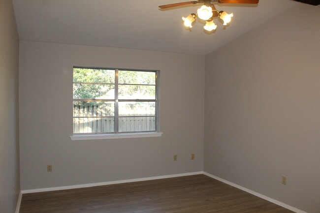 Building Photo - 1414 N Live Oak St