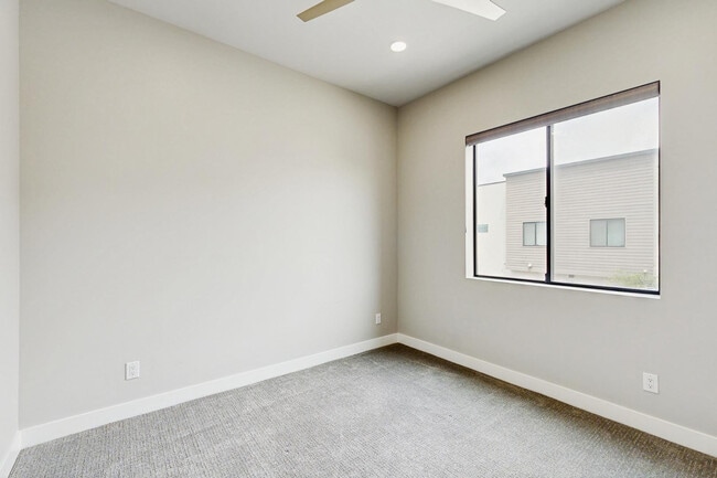 Building Photo - 2645 E Osborn Rd