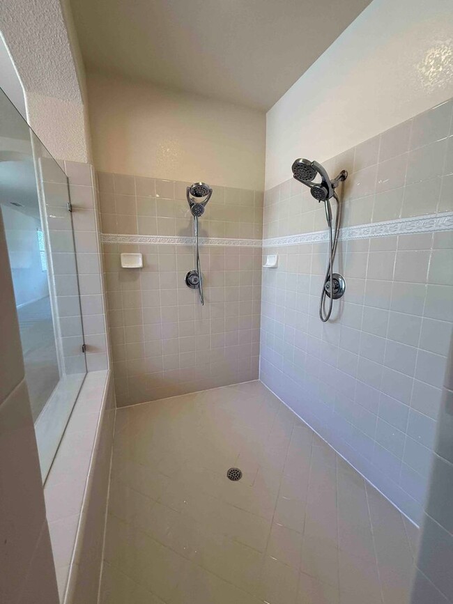 Building Photo - Absolutely Gorgeous Home in Gated Rosevill...