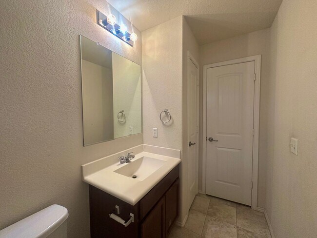 Building Photo - 3 Bed 2 Bath in Austin Tx