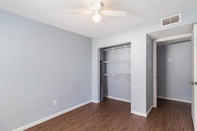 Building Photo - 2826 S Bartell Dr