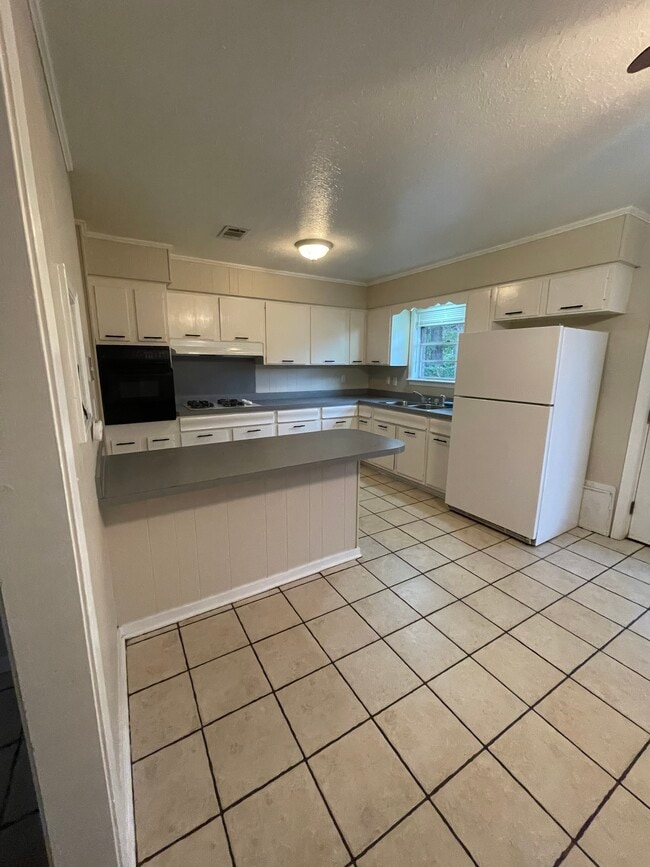 Kitchen - 323 Hunter Dr