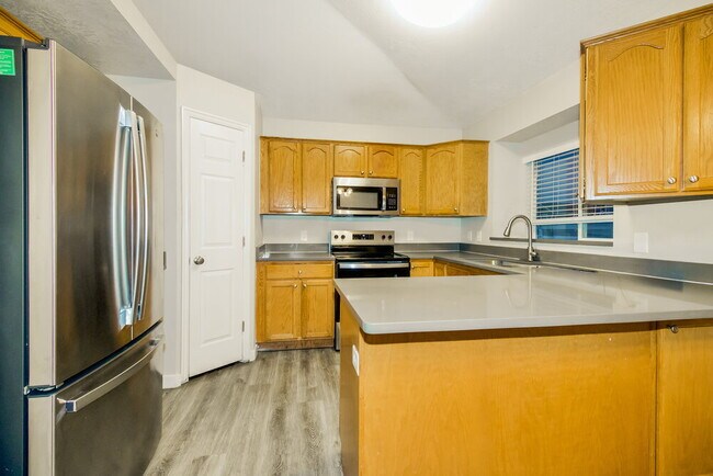 Building Photo - 1831 W Quarter Horse Ave