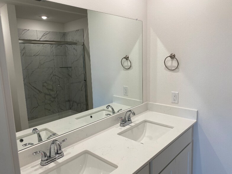 Building Photo - 1032 PEBBLE Dr