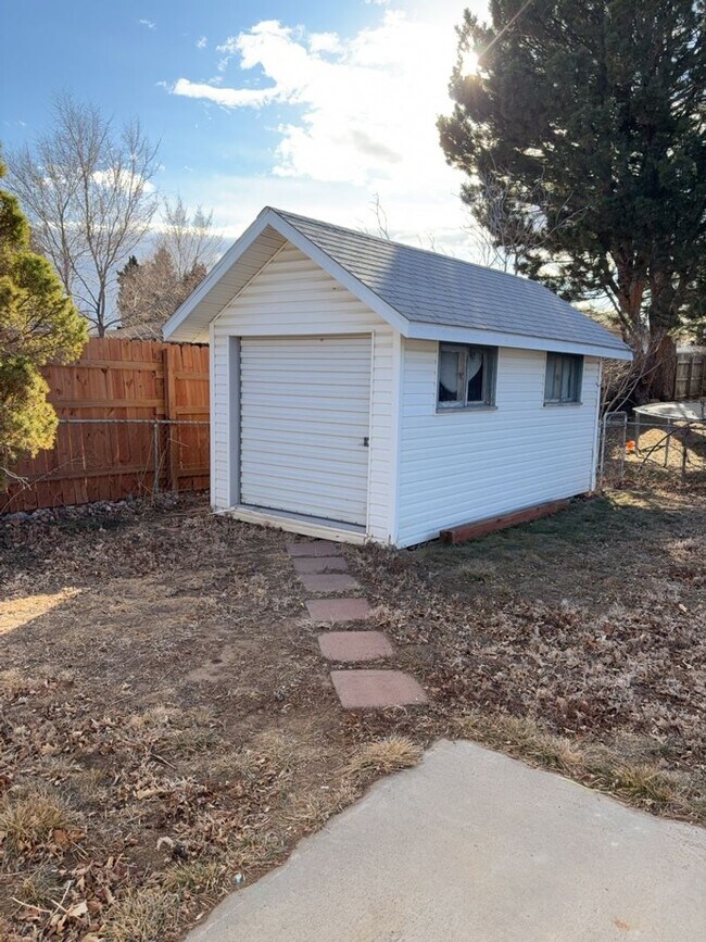 Building Photo - 3 Bedroom 2 Bathroom with 2 Car Garage