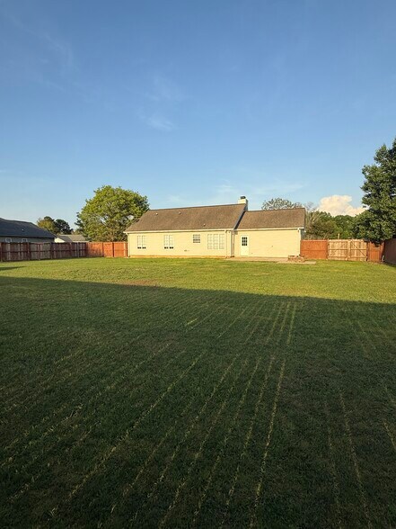 Building Photo - 116 E Pointe Cir