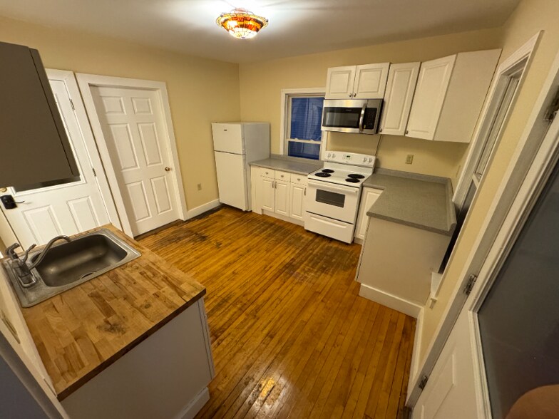 Building Photo - 7 Second St