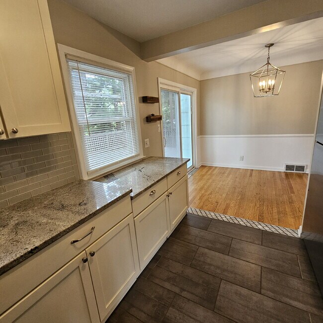 Building Photo - 3 Bedroom Bungalow w/ Hardwood Floors Clos...