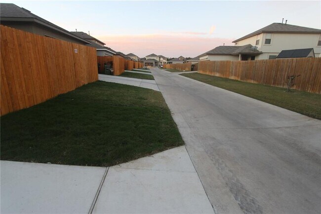 Building Photo - 1044 Britt Ln