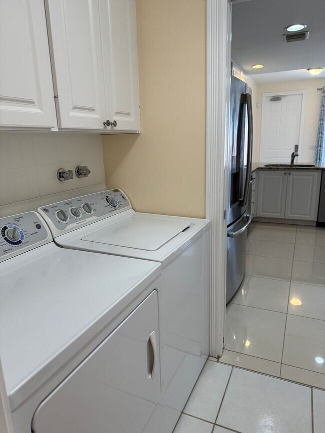 Building Photo - Lakeside Luxury Living in Island Walk – 3B...
