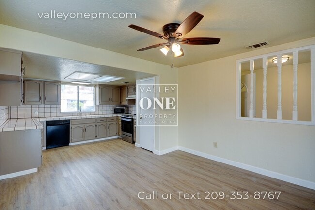 Building Photo - 2232 Ridgeway Dr