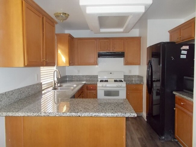 Building Photo - Spacious 4-Bedroom, 2.5-Bathroom Home – Fr...