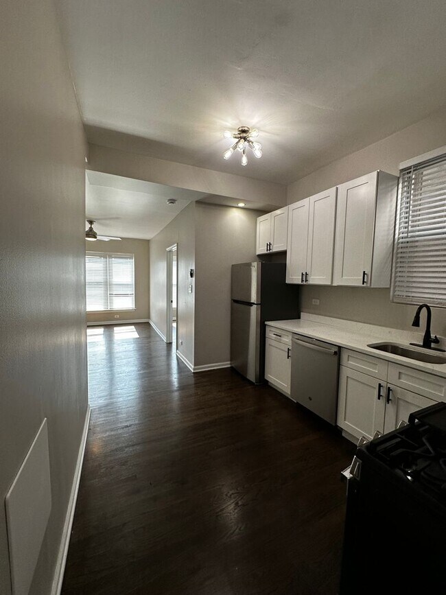 Building Photo - Beautiful Updated 1 bed in Logan Square Ne...
