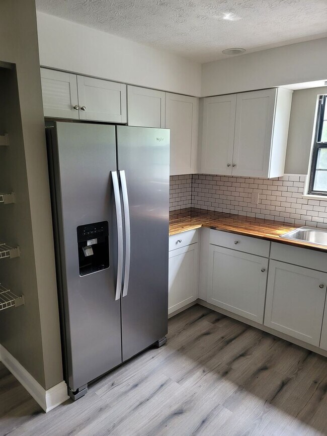 Building Photo - RENOVATED 2 BDRM, 2 BATH UPSTAIRS CONDO.  ...
